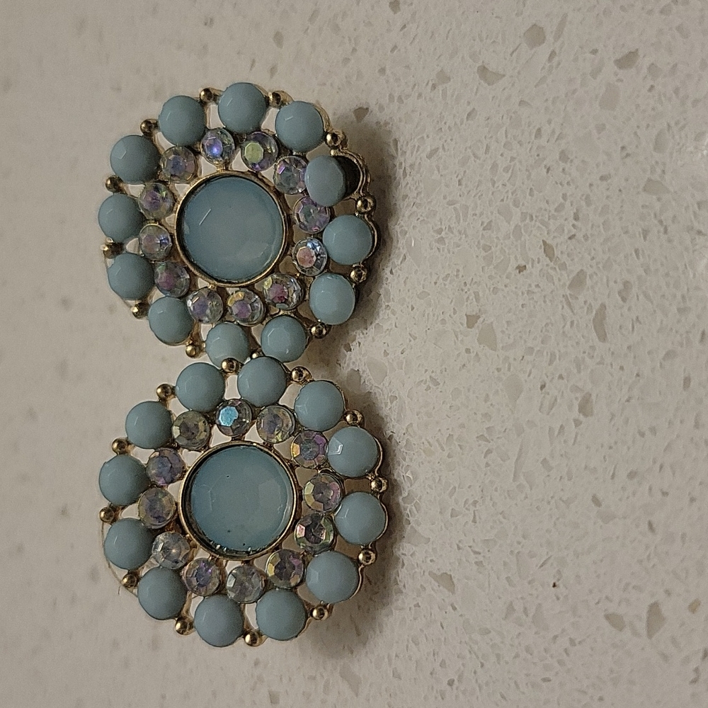 Charming Charlie Mint and gold earrings. Vintage look